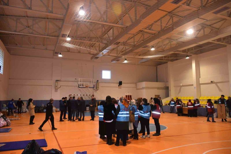 Tosya Belediyesi, deprem bölgesine yardım için seferber oldu

