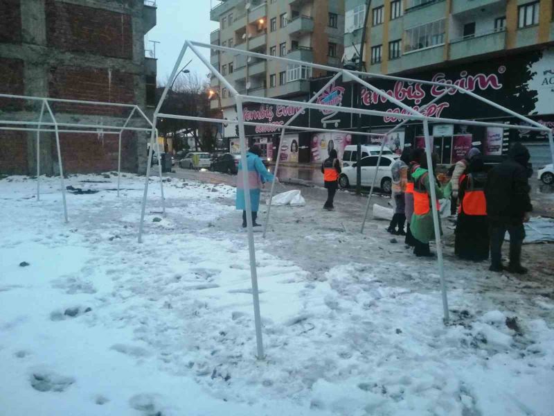 Elazığ’daki enkaz alanına çadırlar kuruluyor
