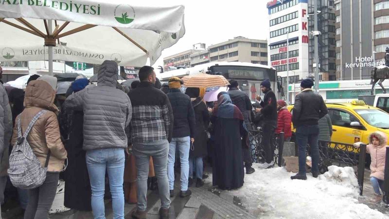 Depremde yaralananlara kan vermek isteyenler Kızılay’a koştu
