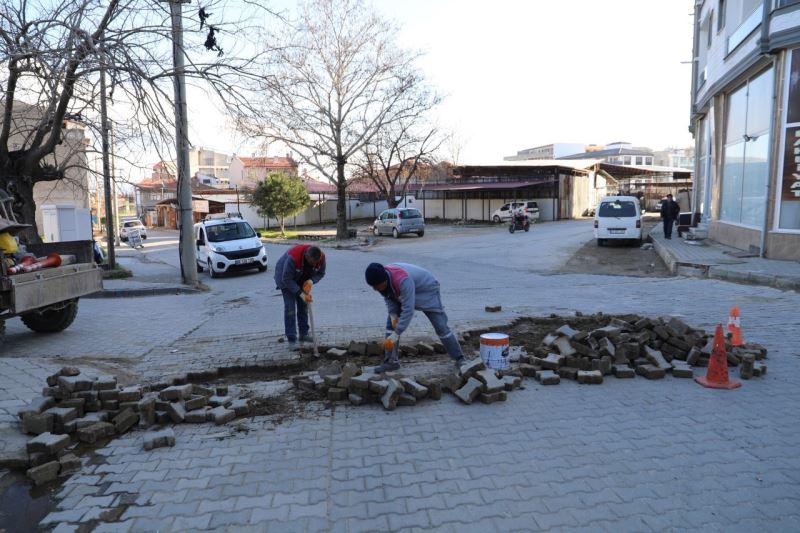 Burhaniye’de yol yenileme çalışmaları devam ediyor
