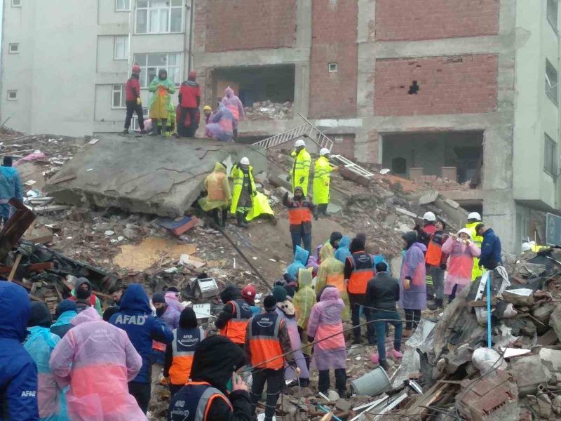 Elazığ Valisi Toraman, “2 vatandaşımızın enkaz altından çıkarılması için çalışmalar devam etmektedir”
