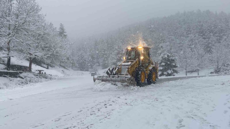 Antalya’nın Akseki ilçesinde 25 mahalle yolu kar sebebiyle kapalı
