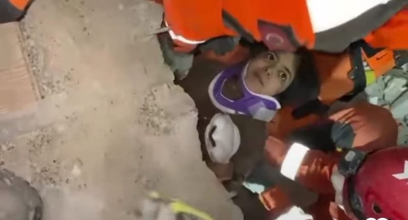 JAK timleri 9 yaşındaki Zeynep’i 31 saat sonra böyle kurtardı
