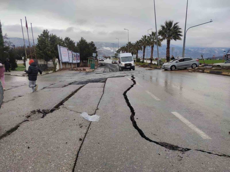 Gaziantep’te deprem sonrası hastane bahçesi ve yoldaki asfalt böyle ayrıldı
