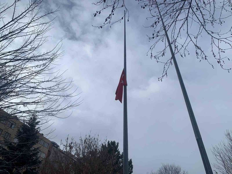 7 günlük milli yasın ardından Eskişehir’de bayraklar yarıya indi
