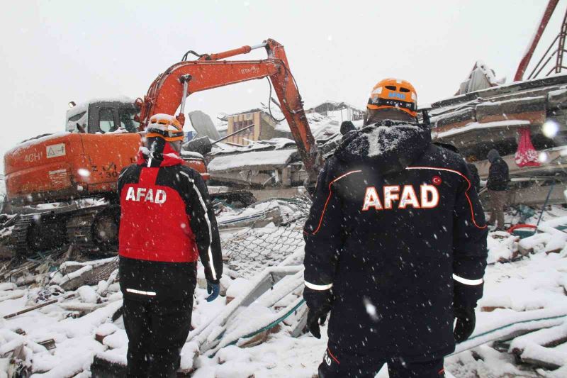 Deprem bölgesinde kar altında zamanla yarış
