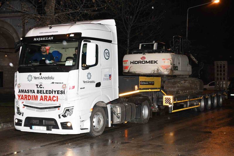 Amasya’dan deprem bölgesine yardım tırları ve iş makineleri gönderildi
