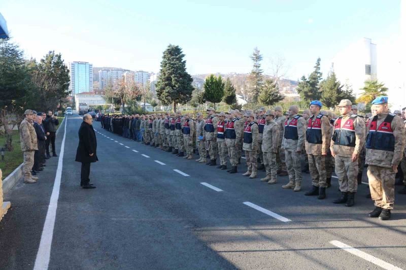 Trabzon İl Jandarma Komutanlığı’ndan deprem bölgesine 300 kişilik arama-kurtarma ekibi gönderildi
