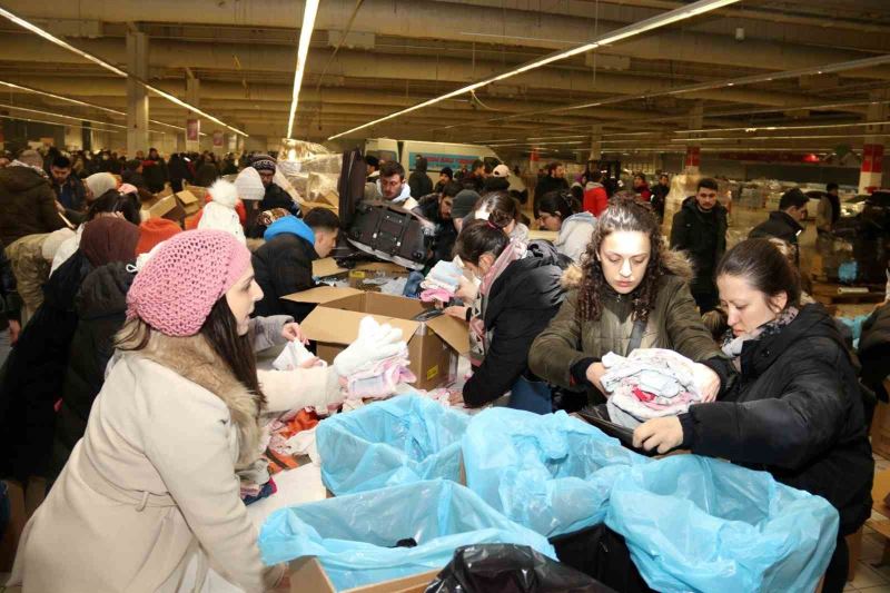 Kocaeli’den deprem bölgelerine 60 tır gönderildi
