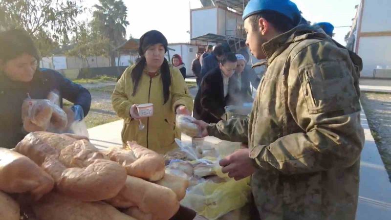 Mehmetçik, deprem bölgesinde 40 bin kişilik sıcak yemek ve 557 bin 600 kumanya dağıttı
