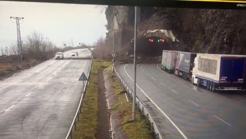 Artvin’de Kopmuş Tüneli girişindeki heyelan kameralara saniye saniye yansıdı
