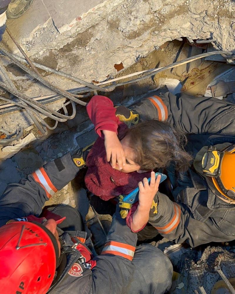 73 saat sonra gelen mutluluk: 3 kişilik aile kurtarıldı
