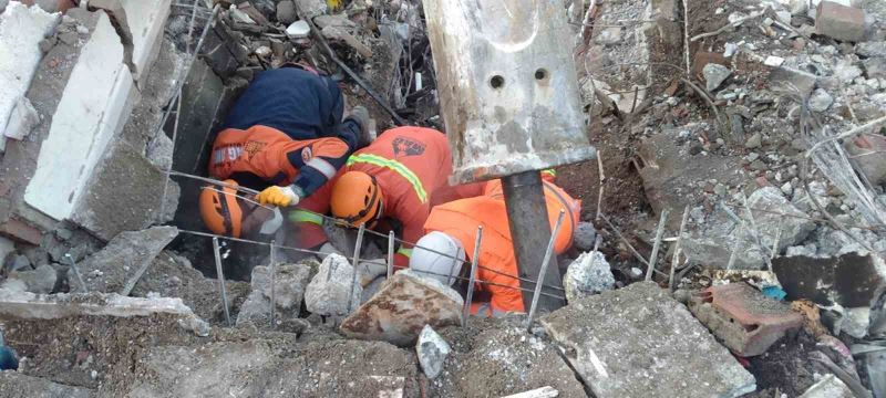 Gemlik’ten depremzedelere 32 tır yardım
