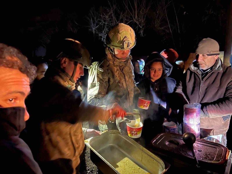 MSB, deprem bölgelerinde gece boyunca yemek dağıtımına devam ediyor
