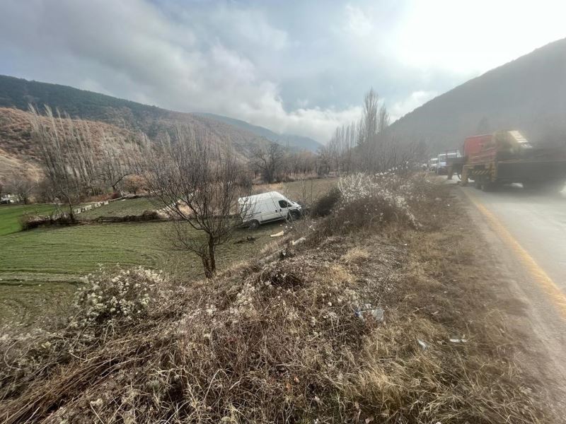 Yoldan çıkan minibüs tarlaya uçtu
