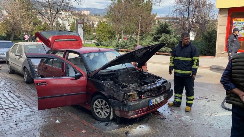 Karabük’te park halindeki otomobil yandı
