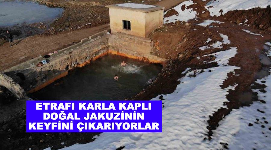 Etrafı karla kaplı doğal jakuzinin keyfini çıkarıyorlar