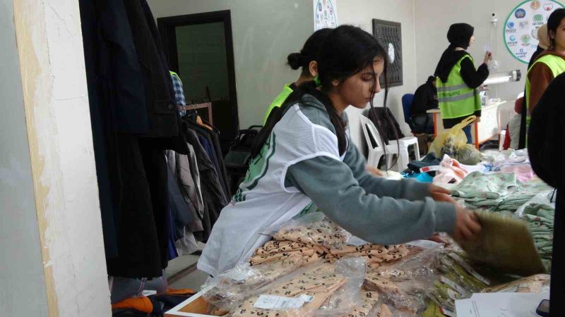 Siirt’te depremzedelere yönelik destekler sürüyor
