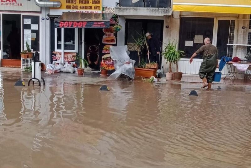 İzmir’de yağmur hayatı felç etti, araçlar suya gömüldü
