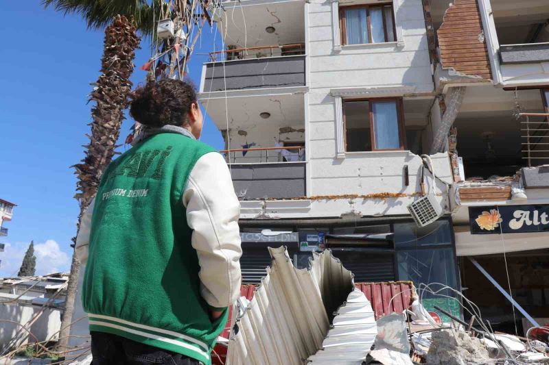 Ölen arkadaşından kalan hatırasını, ailesi hasarlı binaya girip kurtardı
