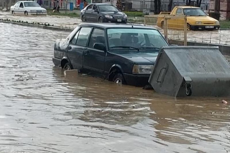 Yağmur Aliağa’da etkili oldu, yollar göle döndü
