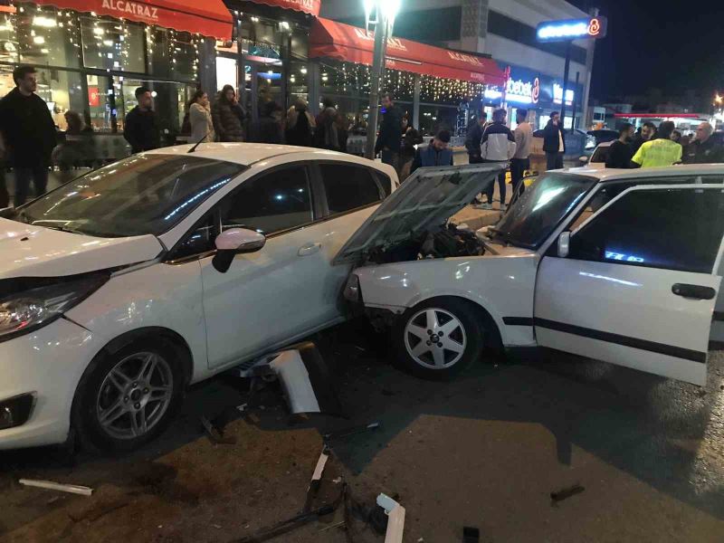 Elazığ’da otomobil, park halindeki araçlara çarptı: 2 yaralı
