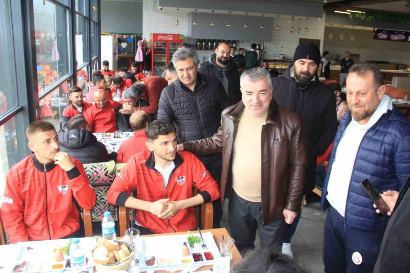 Başkan Özdemir: “Belediye olarak takım ve futbolcularımızın yanındayız”
