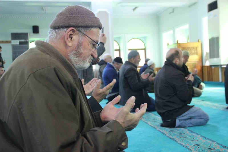 Erzincanlılar depremde hayatını kaybedenleri unutmadı
