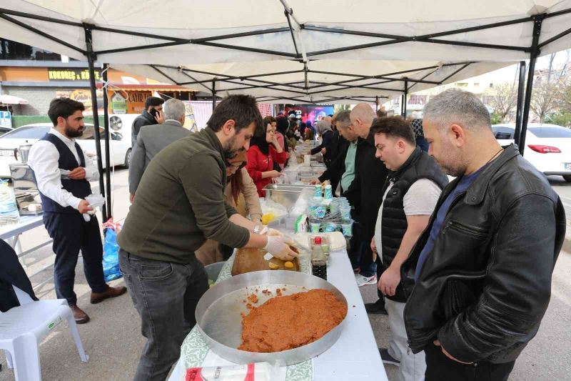 Depremzedeler için hayır panayırı düzenlendi
