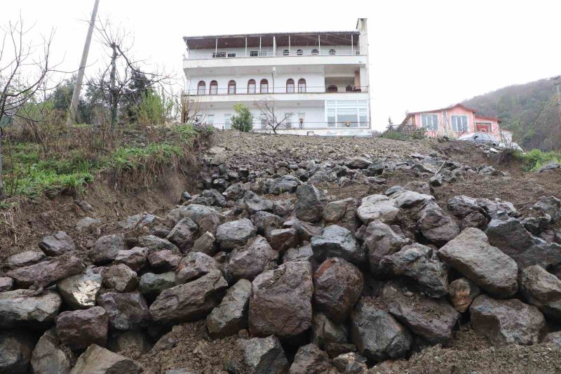 4 katlı aparmanı heyelan tehdit ediyor
