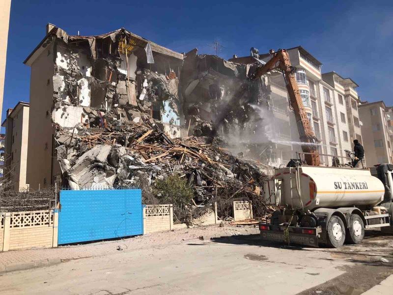 Depremin vurduğu illerden Elazığ’da ağır hasarlı bina sayısı artıyor
