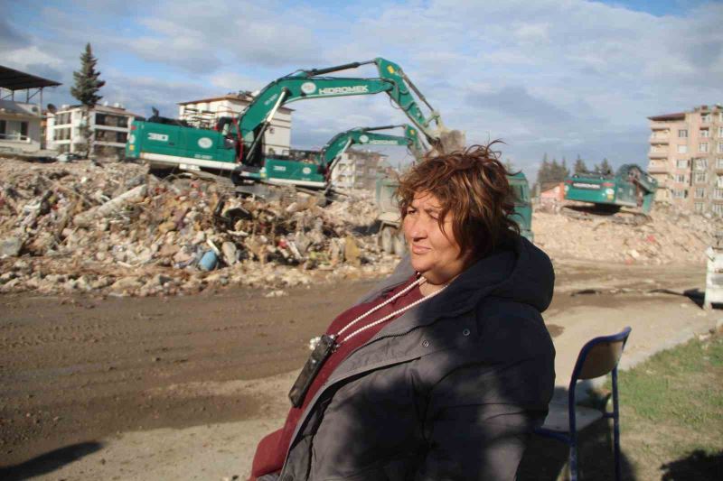 Gurbetçi annenin enkaz başında umutlu bekleyişi
