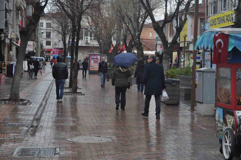 Eskişehir güne yağmurla uyandı
