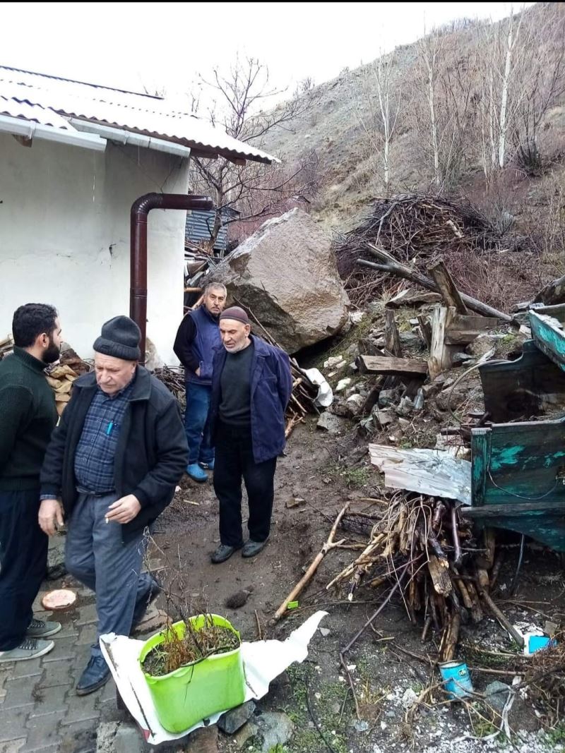 Refahiye’de evin üzerine kaya yuvarlandı
