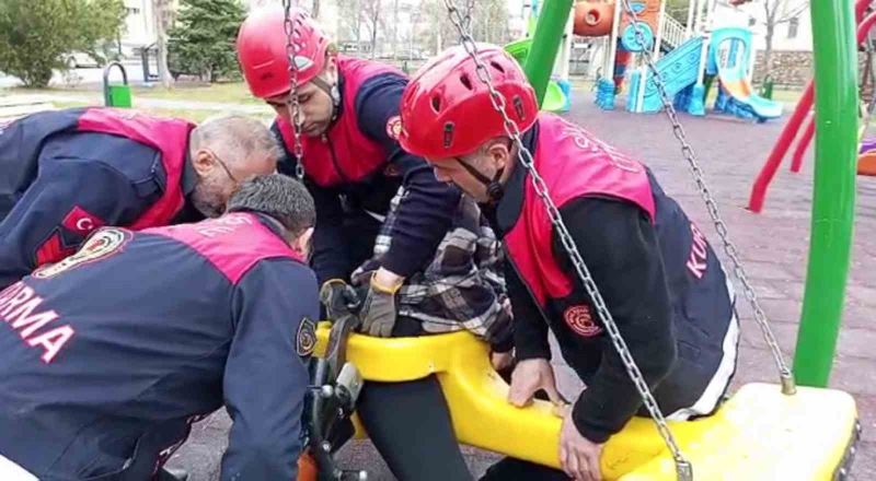 Eğlenmek için bindiği salıncak adeta kabusu oldu
