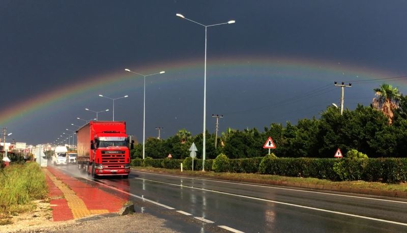 Mersin’de sağanak sonrası gökkuşağı renkli görüntüler oluşturdu
