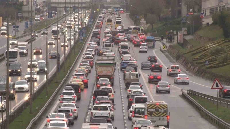 İstanbul’da trafik yoğunluğu yüzde 70’e ulaştı
