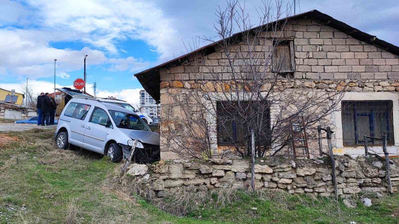 Kontrolden çıkıp evin duvarına çarptı: 5’i çocuk 7 yaralı
