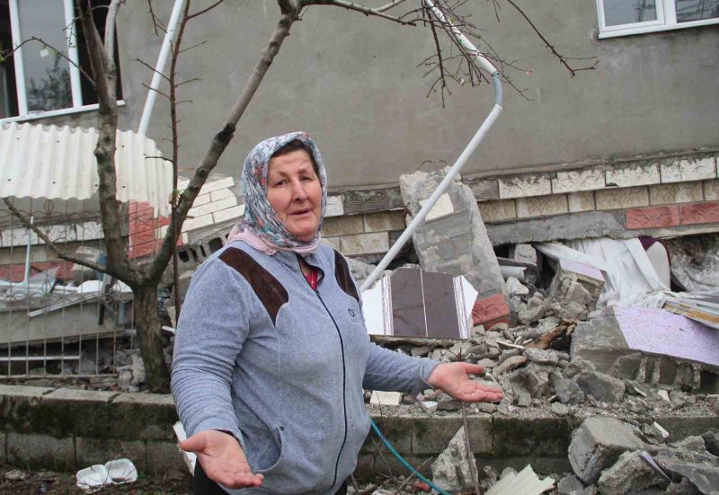 Hatay’da 2 katlı bina çöktü, 4 kişilik aileyi ek kolonlar kurtardı
