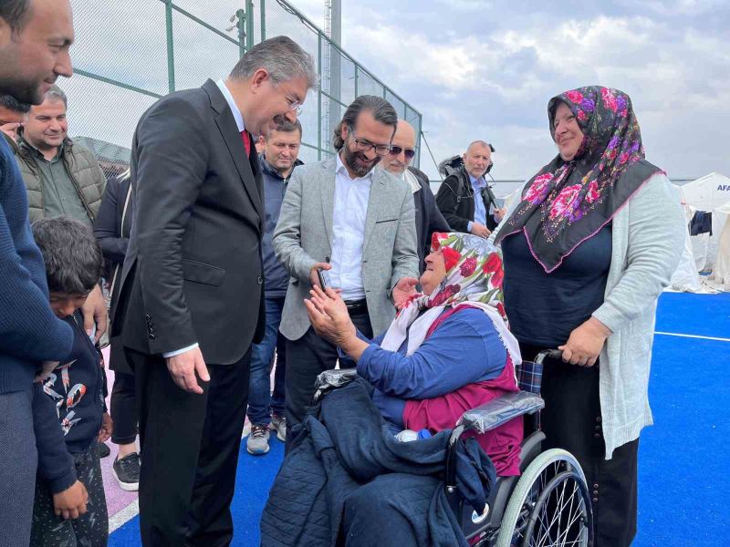Gazeteciler, deprem bölgesi Osmaniye’de çadır kentleri ziyaret etti
