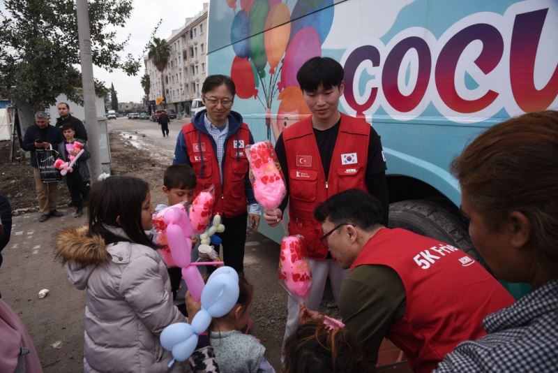 Güney Koreli gönüllüler, çocukları sevindirdi
