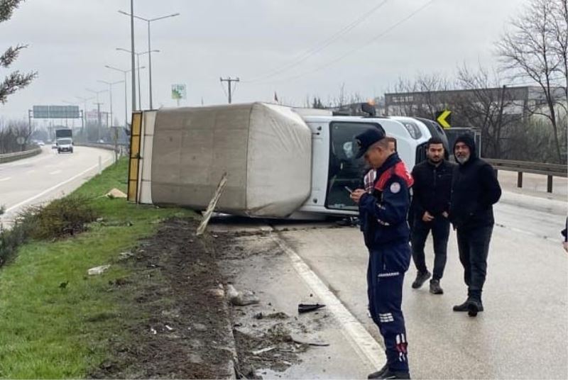 Bursa’da kontrolden çıkan kamyonet yan yattı: 1 yaralı
