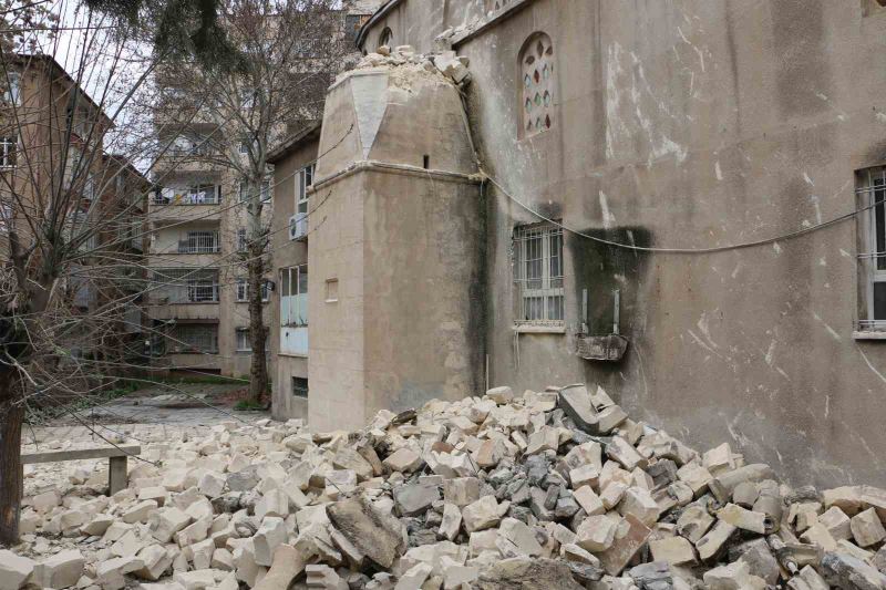 Depremde ağır hasar gören cami minaresi kontrollü yıkıldı

