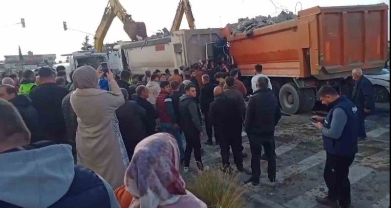 Deprem hafriyatı taşıyan kamyon kazaya neden oldu: 6 yaralı
