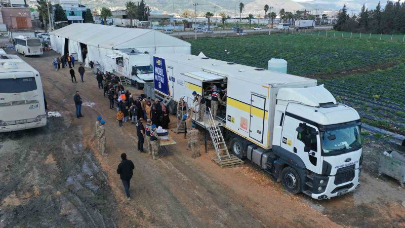 Konya’nın mobil yemek ve ekmek araçları Hatay’da depremzedelere hizmet veriyor
