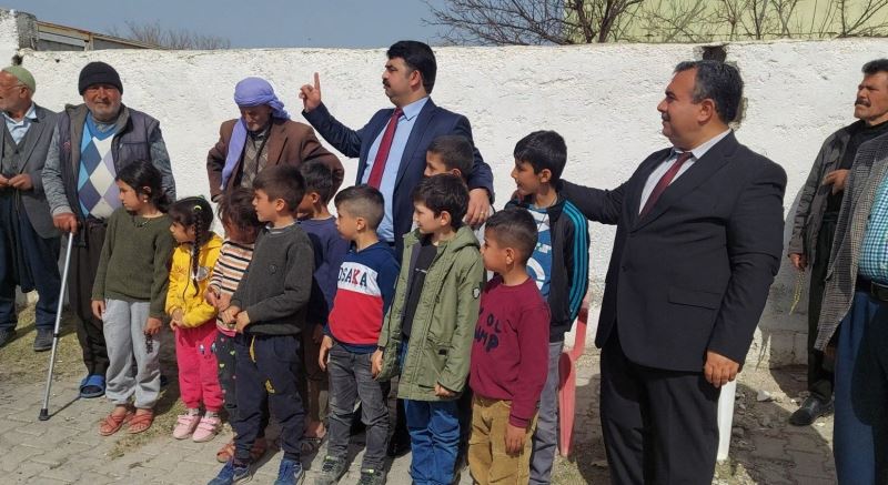 Şanlıurfa’da kaymakam depremzede çocukları okula döndürmek için ter döktü
