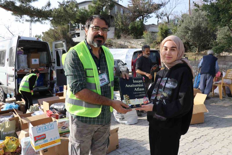 İzmir depreminde oğlunu kaybeden baba tıp öğrencisinin kitap talebini yerine getirdi
