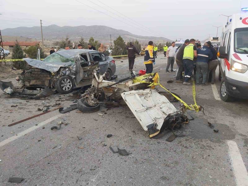 Otomobillerin hurdaya döndüğü kazada 3 kişi yaralandı
