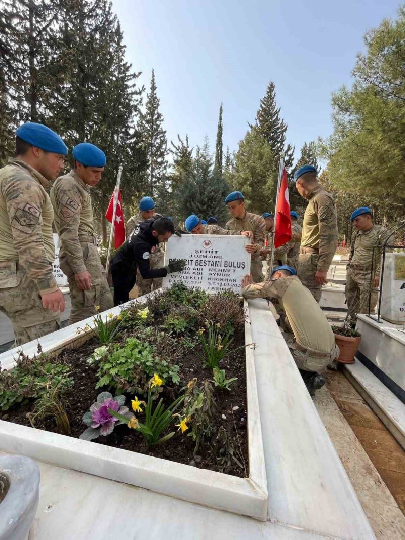 Depremde tahrip olan şehitliği, komandolar ve AFAD onardı
