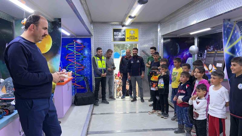 Depremzede çocuklar Konya Büyükşehir’in Bilim Tırında moral buluyor
